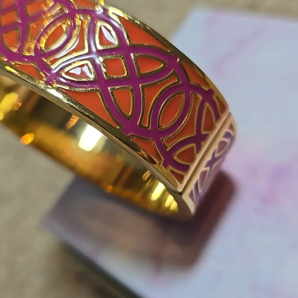 Stella & Dot Eleanor Enamel Hinged Bangle Bracelet with Magnetic Clasp Gold Tone - Picture 4 of 7